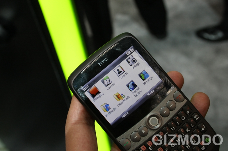 Illustration for article titled Lose Weight with HTC Snap Hands-On Next to Beautiful Black berry BOLD